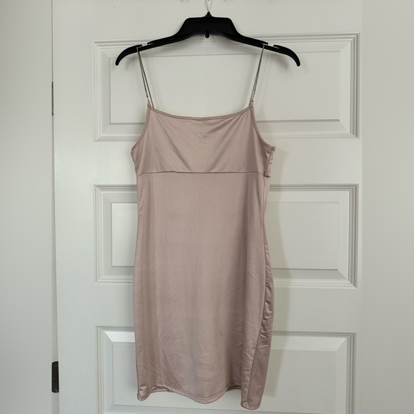 SLIM-FIT (NUDE) cocktail dress with small thigh slit 😍 - Picture 5 of 6